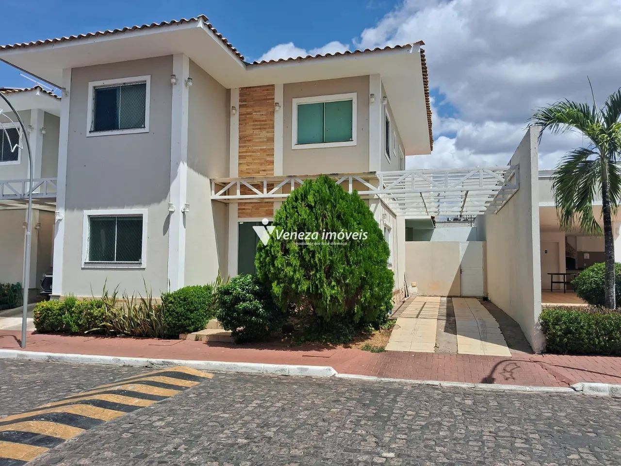 Casa de Condomínio para aluguel Glendora Redisence