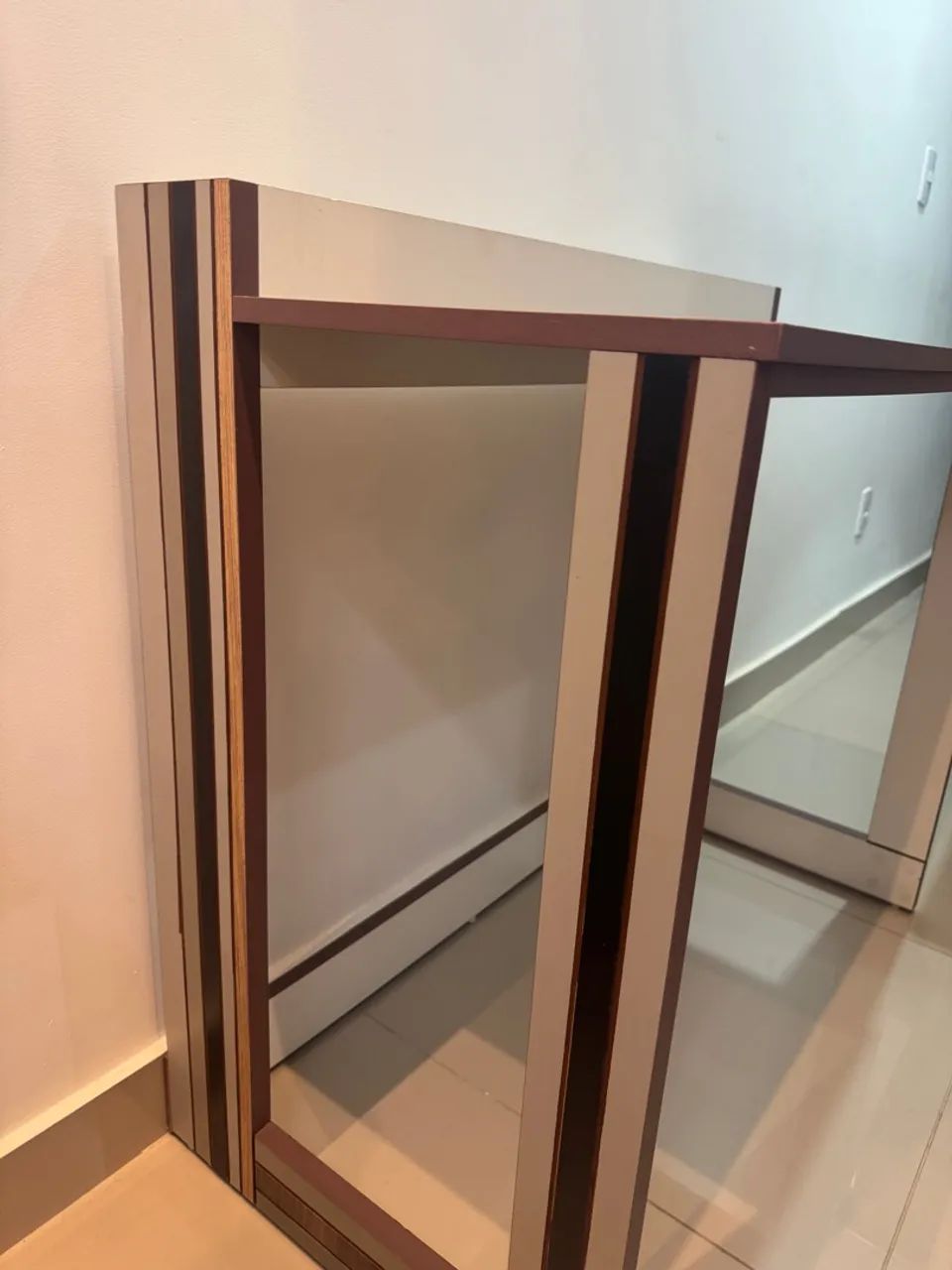 Mesa de Computador/Notebook Moderna com Design Único