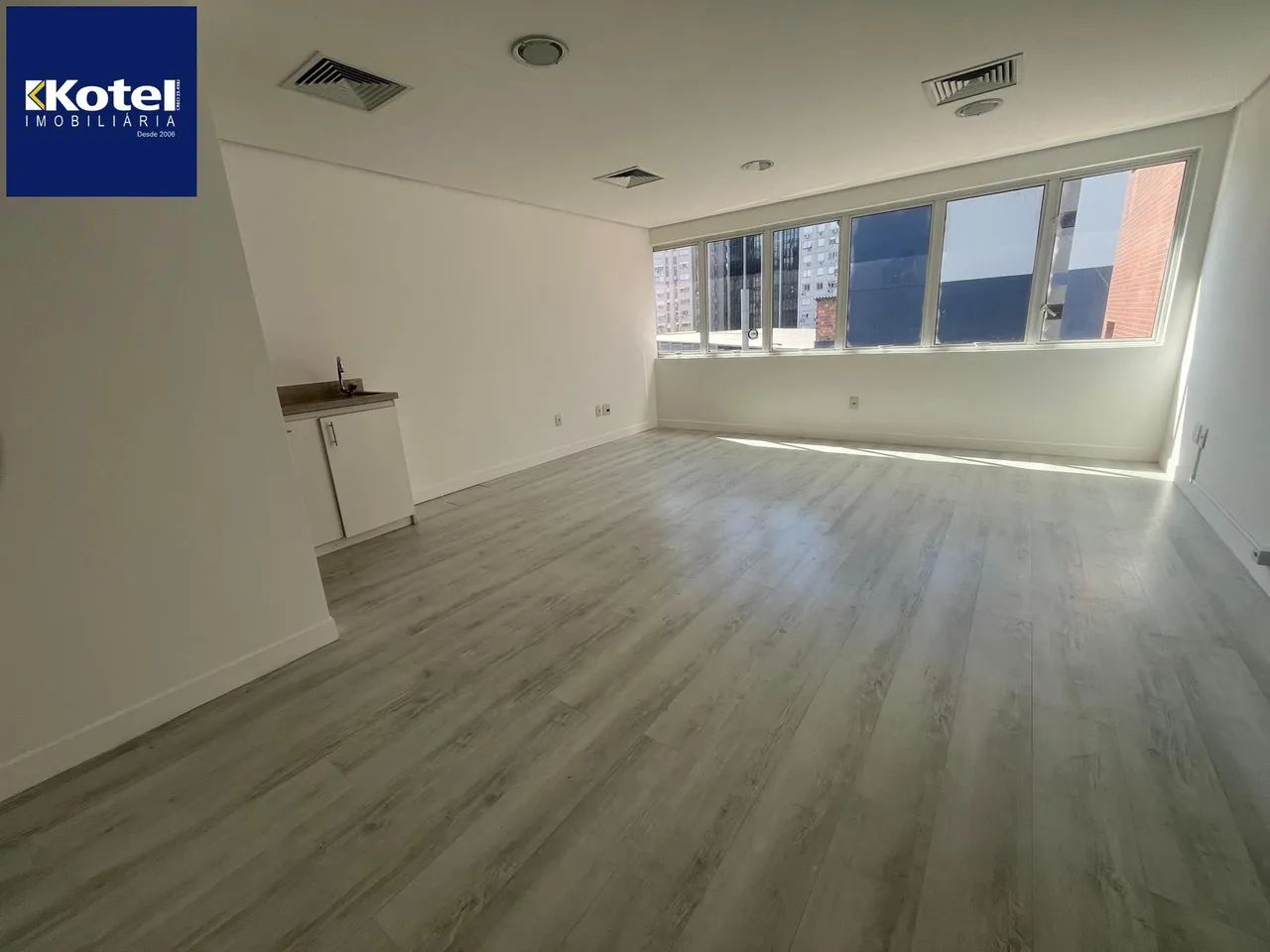 Sala comercial para alugar no Centro de POA, com uma vaga de garagem, prédio com elevador - Foto 4
