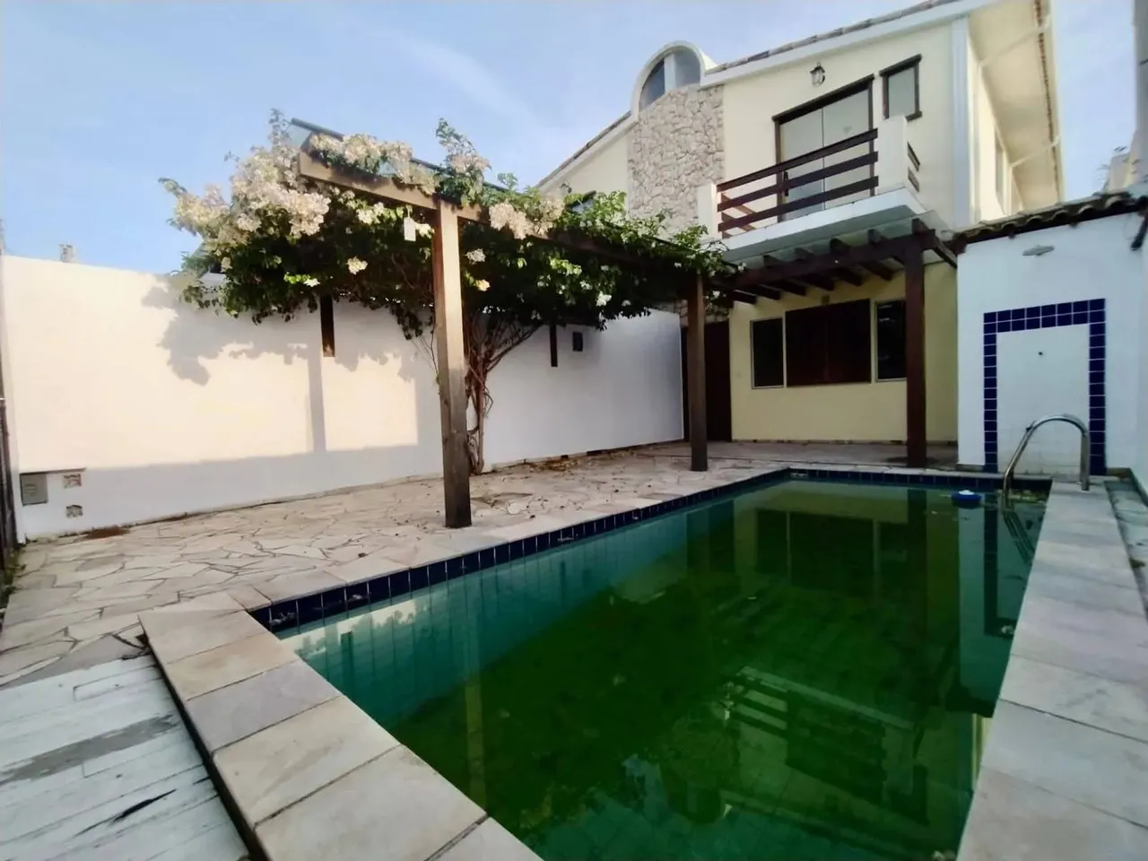 LCOD 190 Alugo excelente casa duplex com 5 quartos em Nova São Pedro.