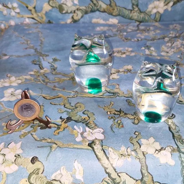 Conjunto de antigas esculturas de cristal incolor e verde de duas corujas 8 e 7 cm altura. - Foto 3
