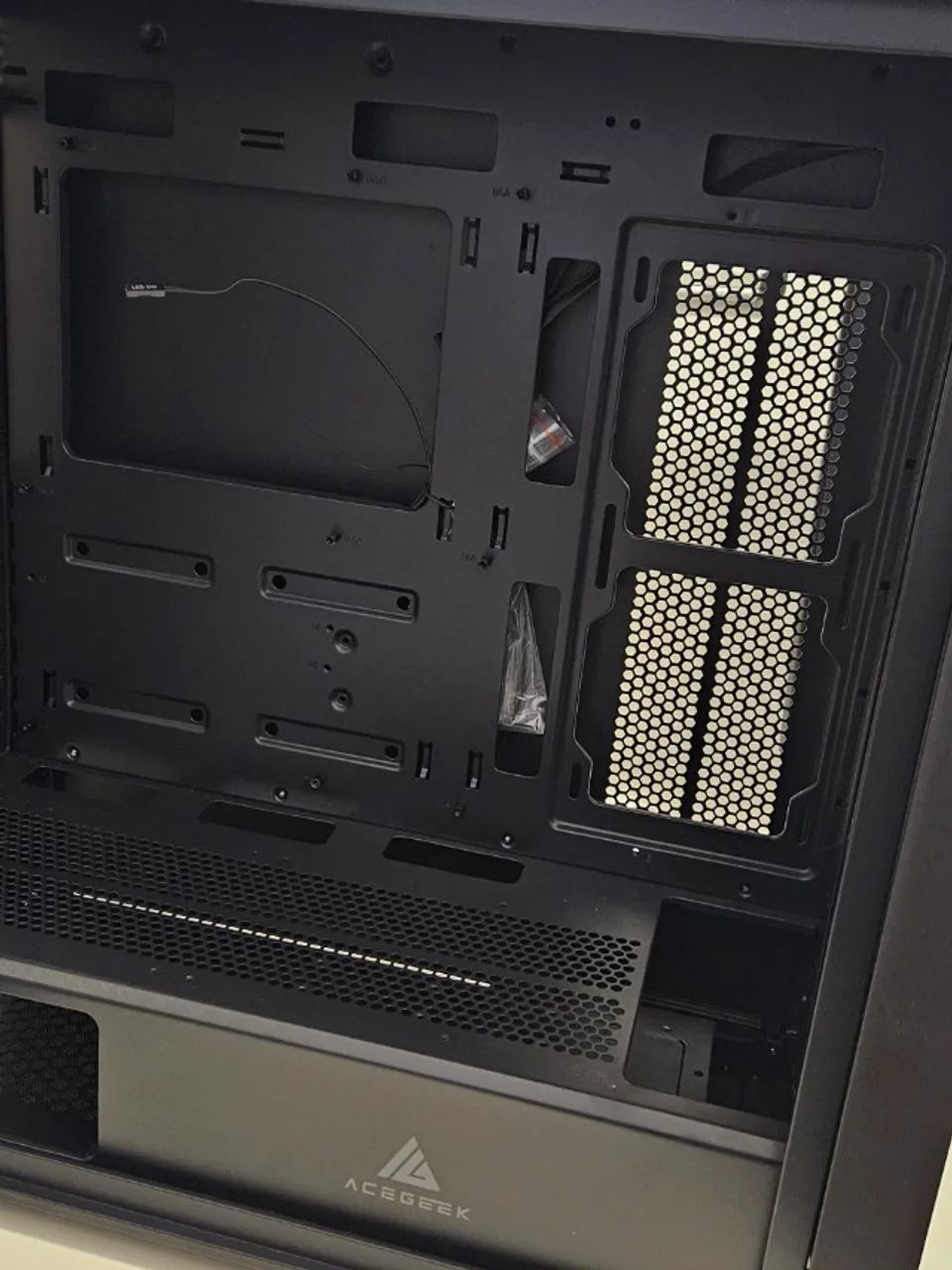 Gabinete Gamer ACegeek Flipped-M, Mid-Tower, Lateral de Vidro, Preto - Foto 4