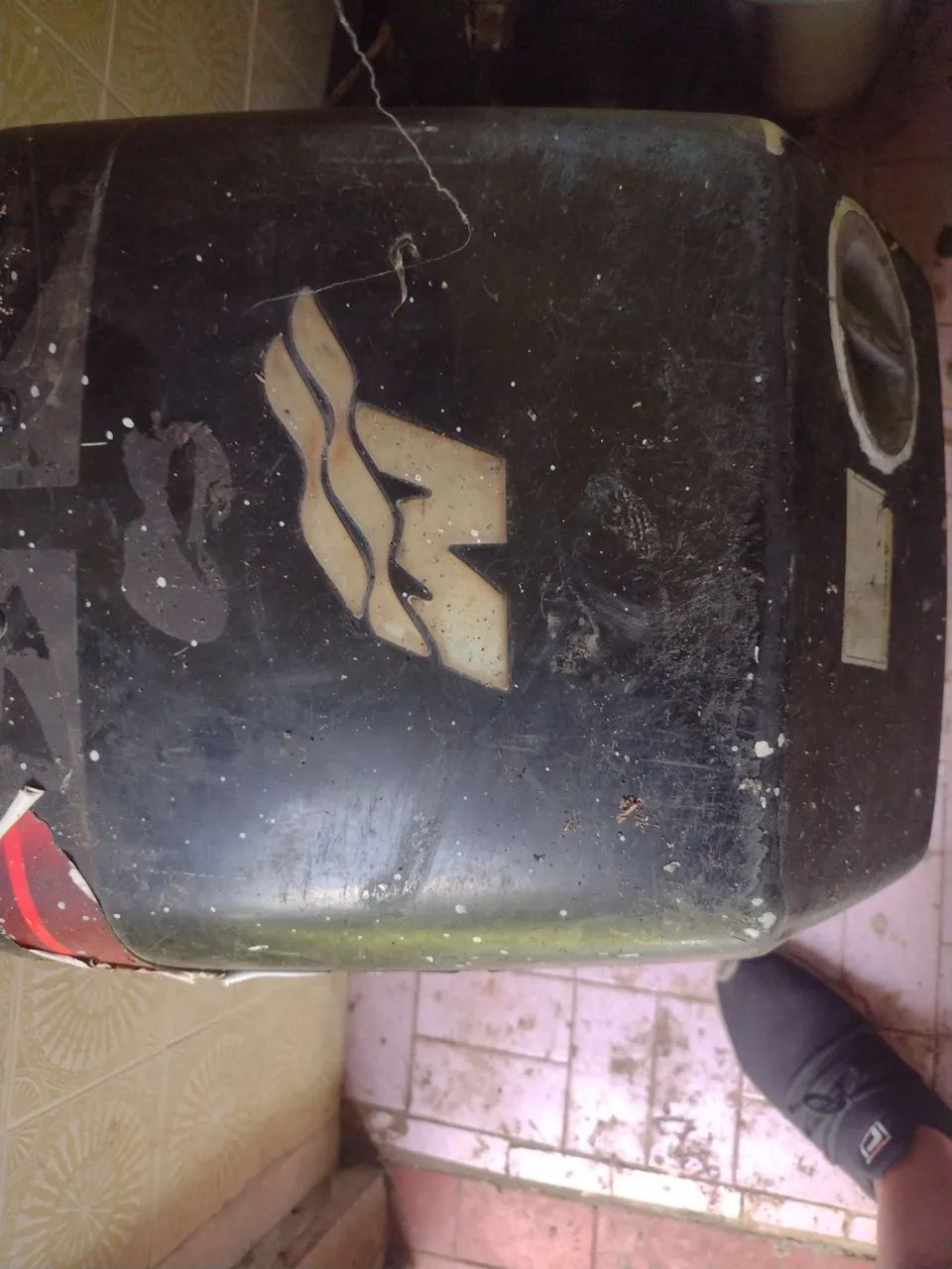 Capô do 90 Hp Mercury e outras peças sucata