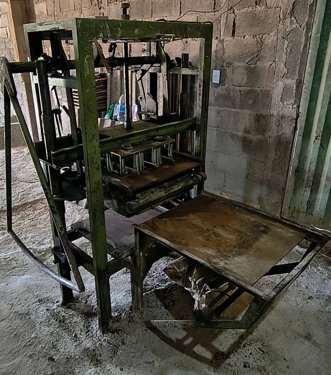 Vende-se uma máquina de fazer bloco 64717835508609120