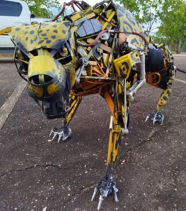 Escultura de Leopardo Feita com Sucata
