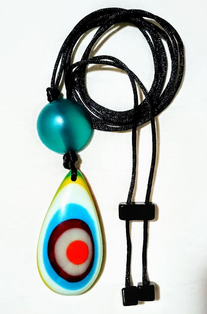Colar ajustável com pingente colorido em resina 