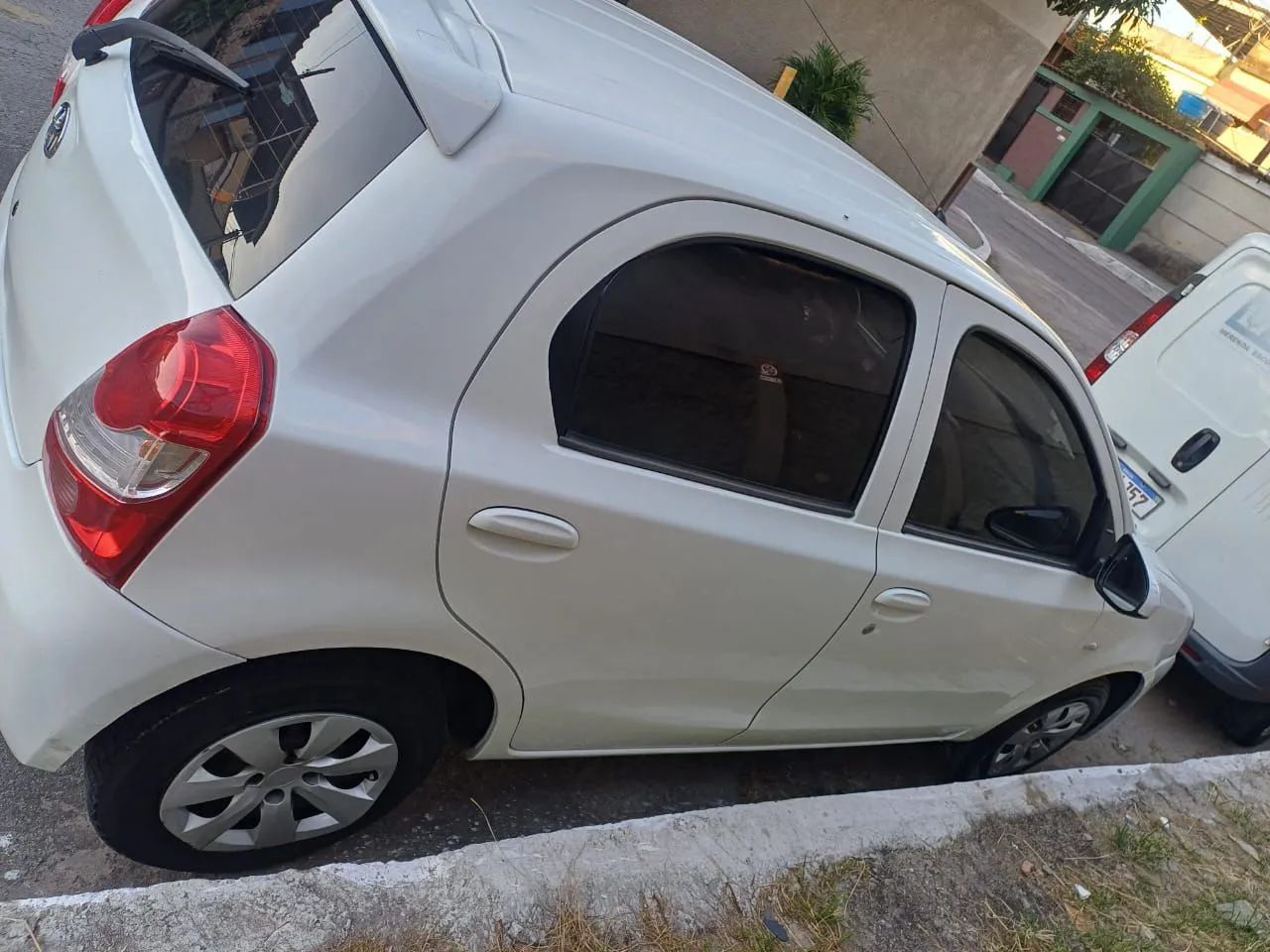 Alugo etios 14 hatch para aplicativo uber 99 - Foto 2