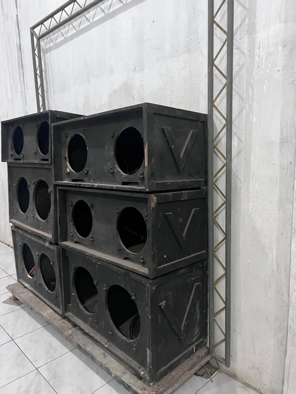 Vendo caixa de som com estrutura metálica 