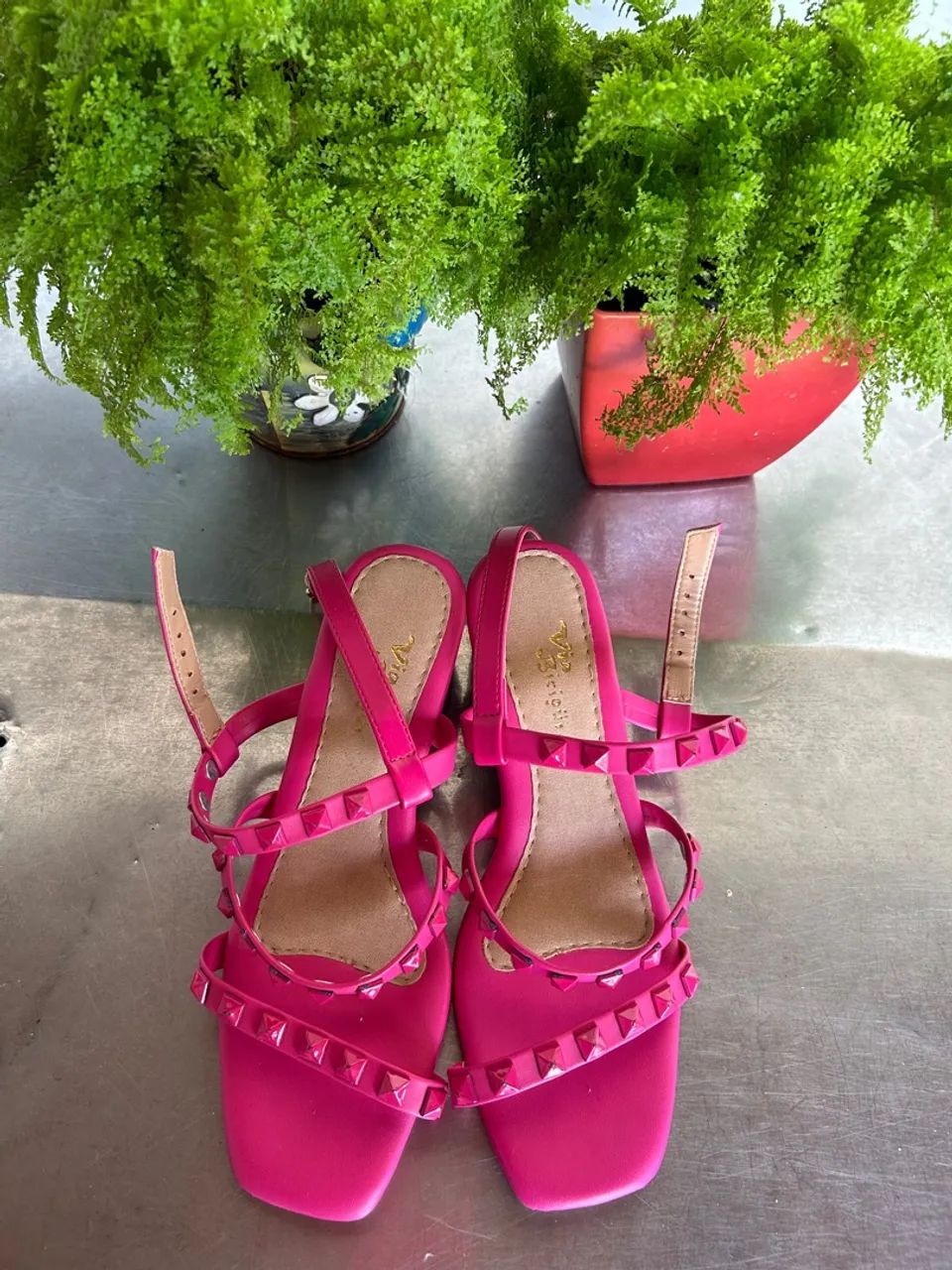Sandália feminina rosa com spikes - Foto 3