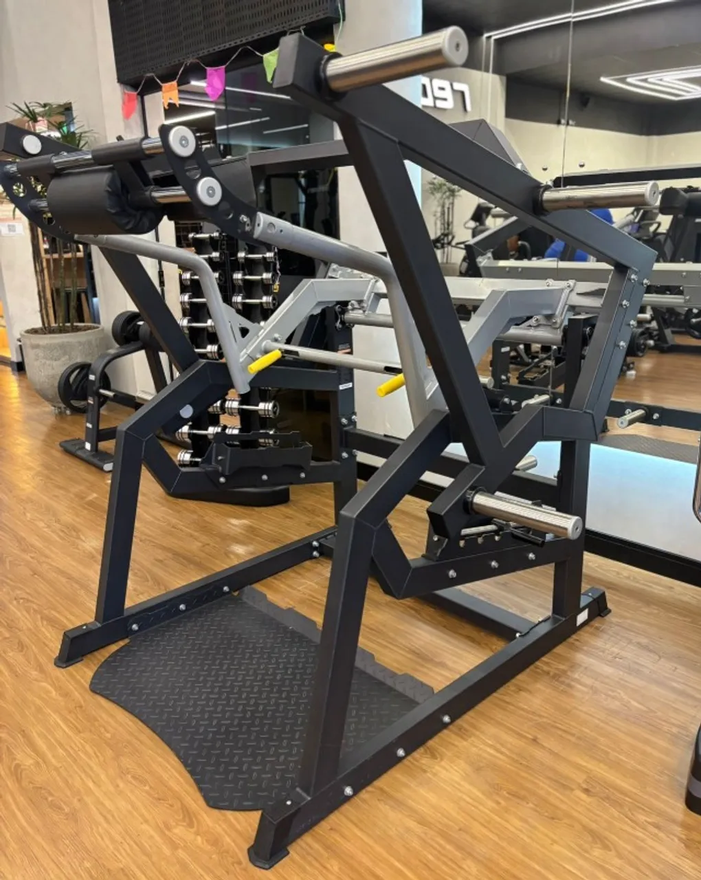 Máquina Hack Squat Articulada Buckler Profissional - Semi Nova