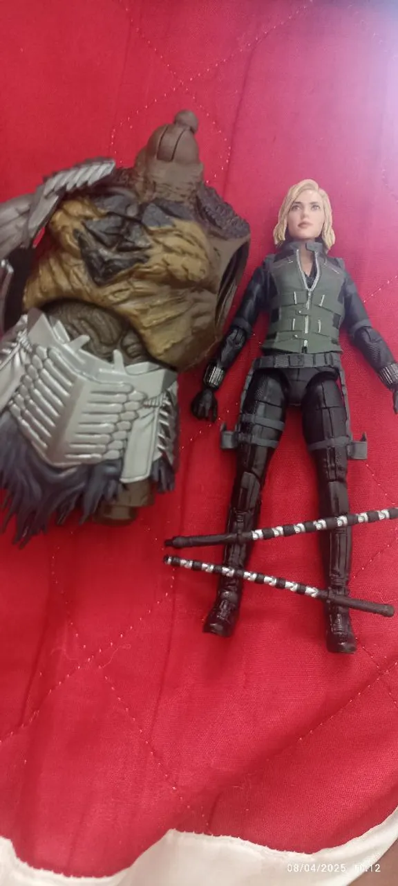 Bonecos de ação da Black Widow e o Caveira Vermelha