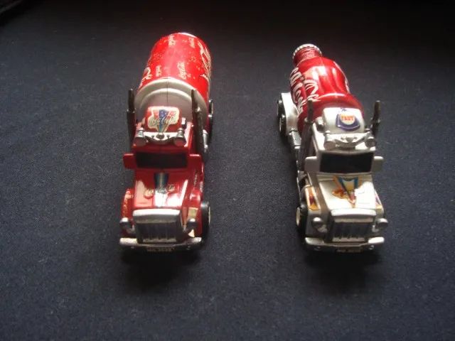 Duas Miniaturas de brinquedo dos caminhões da Coca Cola