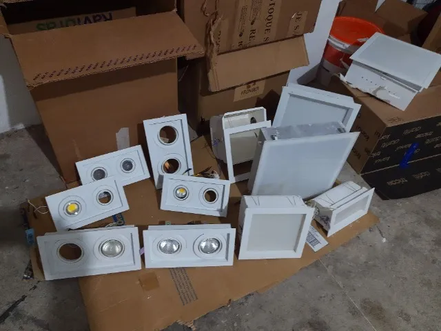 Luminárias de teto de embutir, vários formatos.