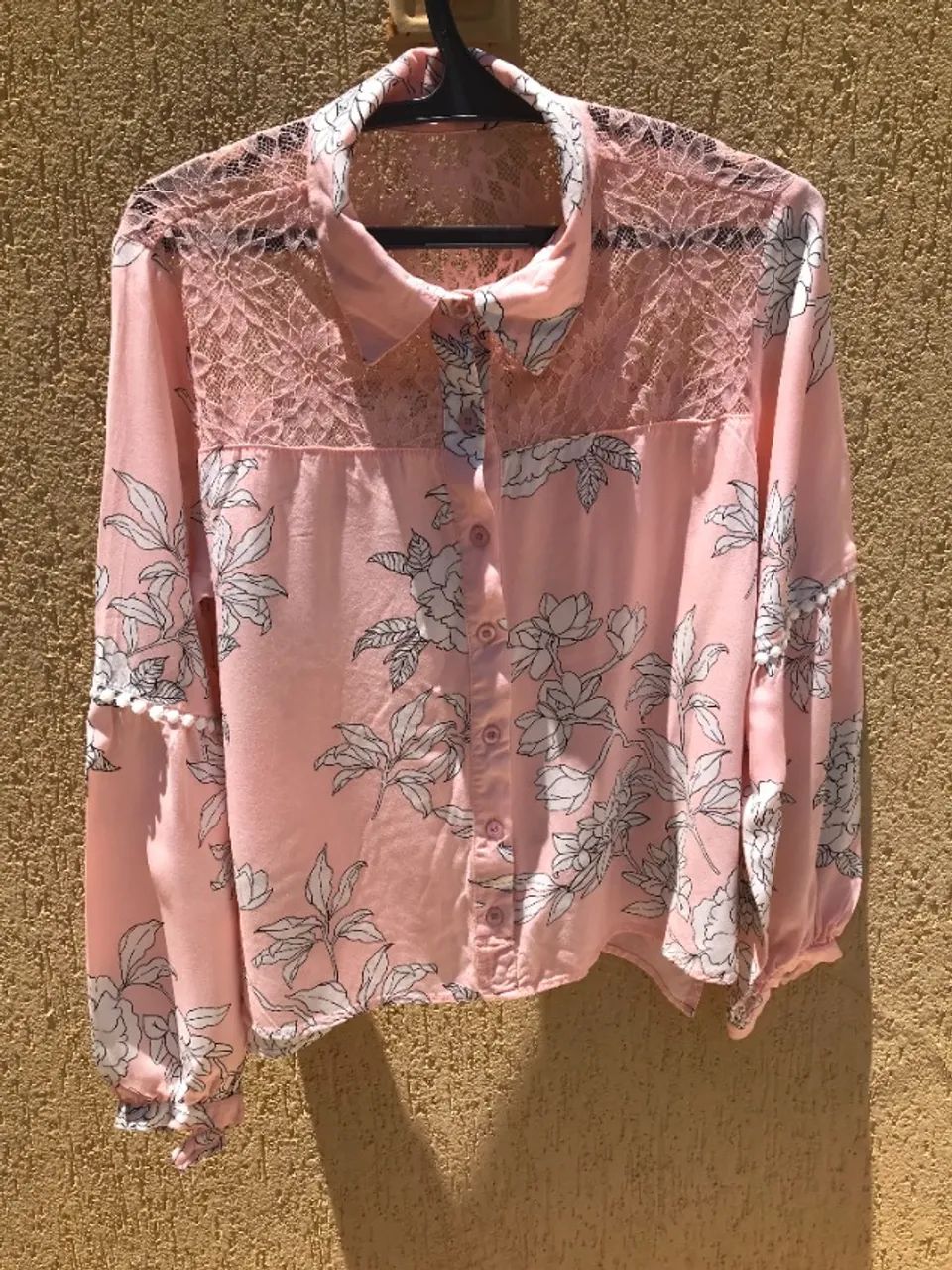 Camisa Rosa Com Flores Brancas E Renda