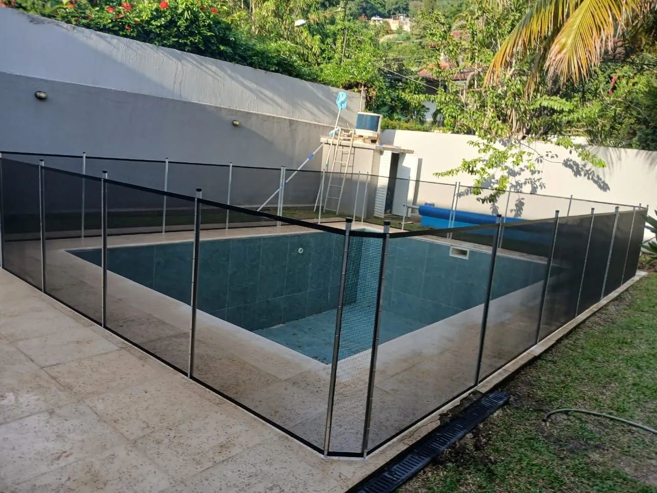 Cerca de piscina