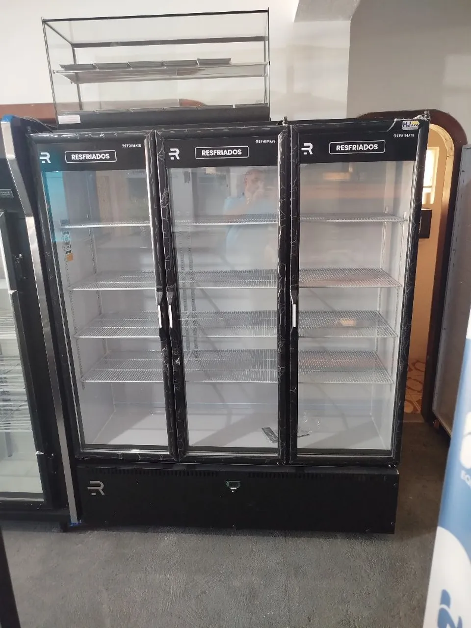 R1 Expositora de bebidas 3 portas com iluminação em led Refrimate