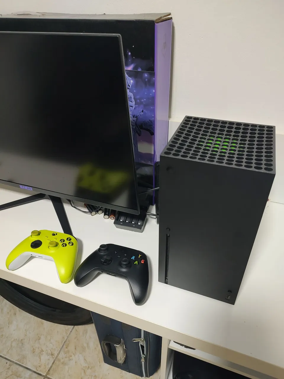 Xbox Series X com dois controles