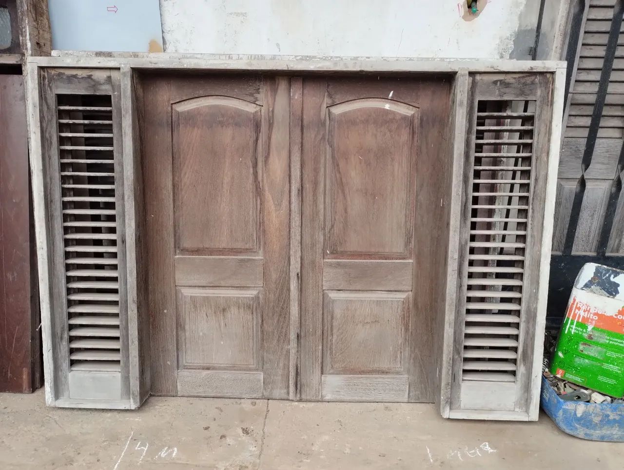 Janela de madeira maciça 