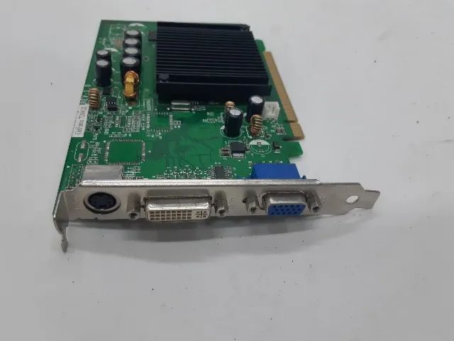 Placas de video PCI antigas.