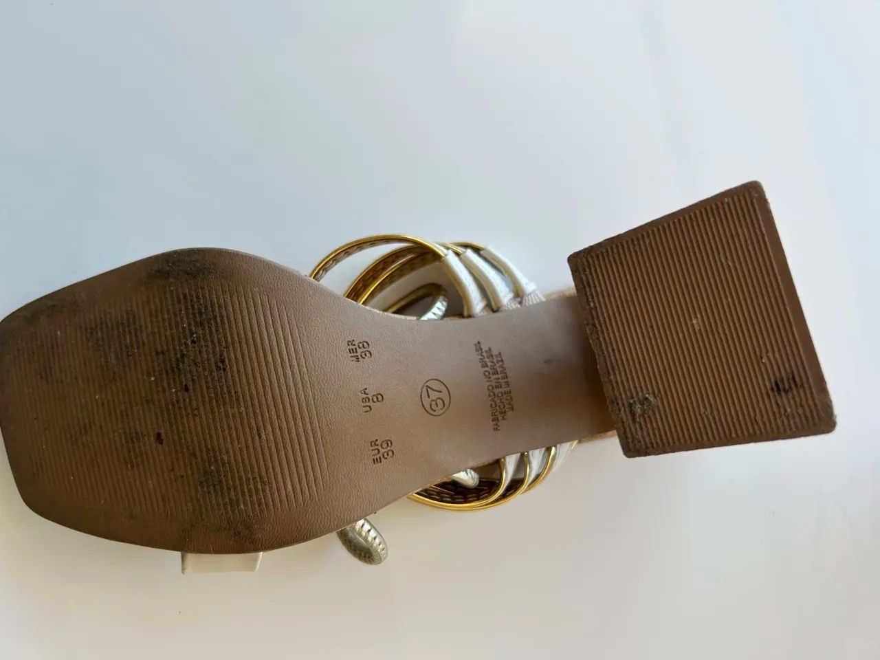 Sandália NOVA com detalhes em dourado  - Foto 2