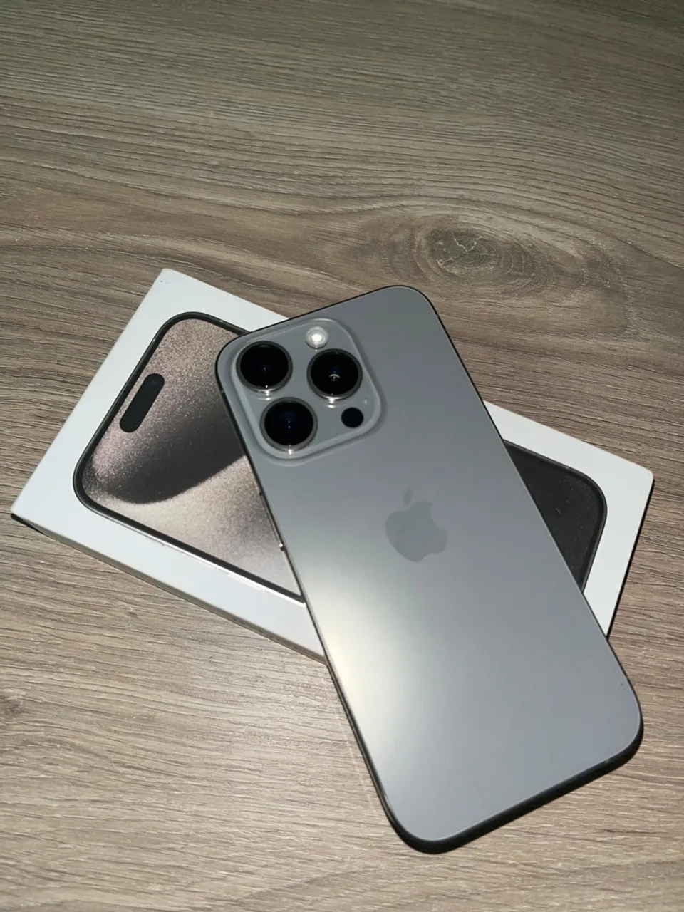 Vende-se IPhone 15 Pro 128gb, com 88% da saúde da bateria, na cor titanium.