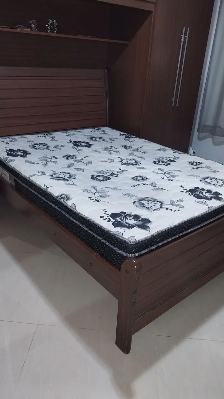 Cama de Casal com Colchão Floral
