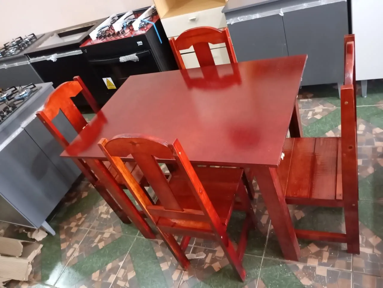 Jogo de Mesa de Jantar em Madeira nova