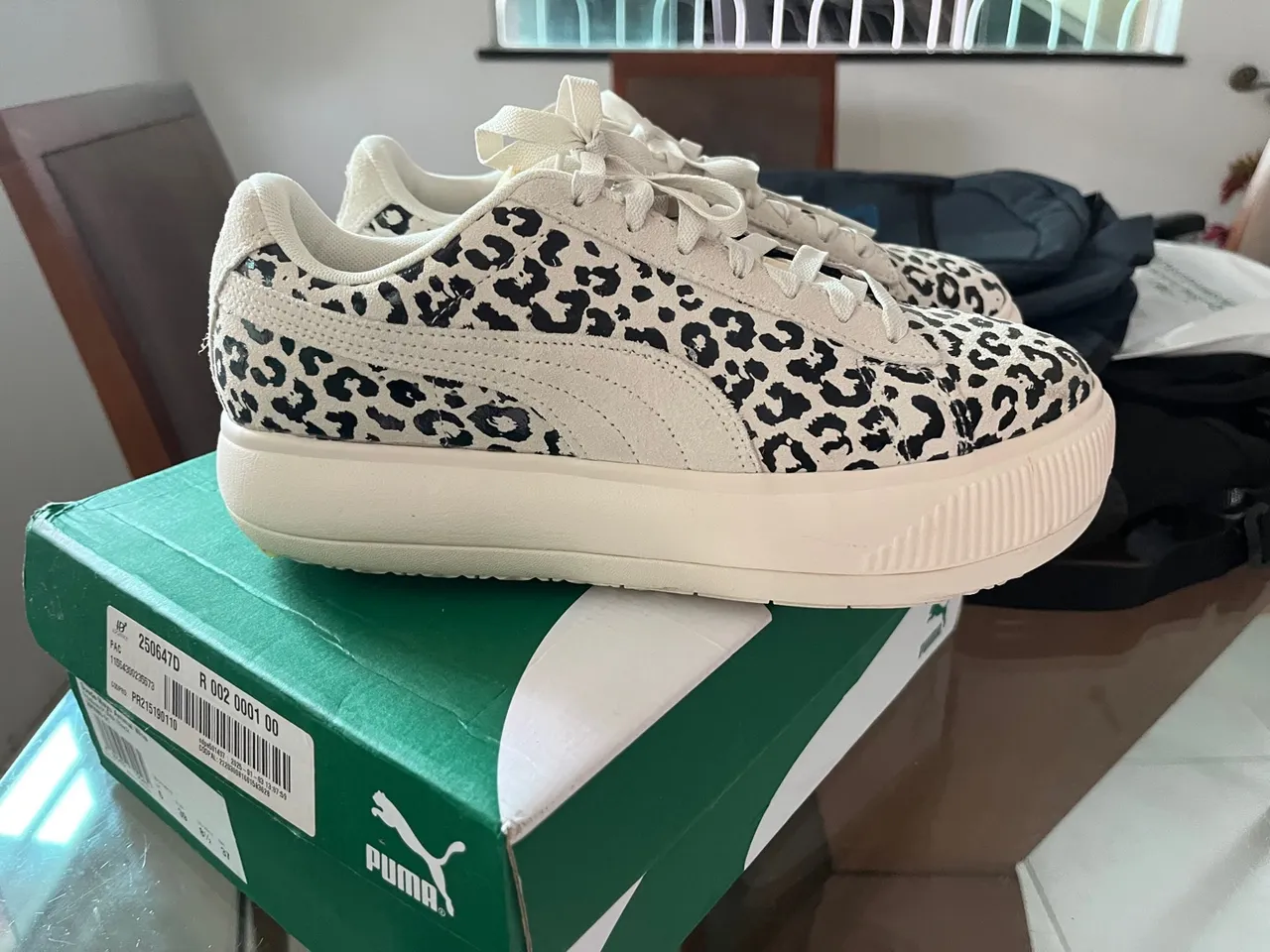 Tênis Puma de couro.