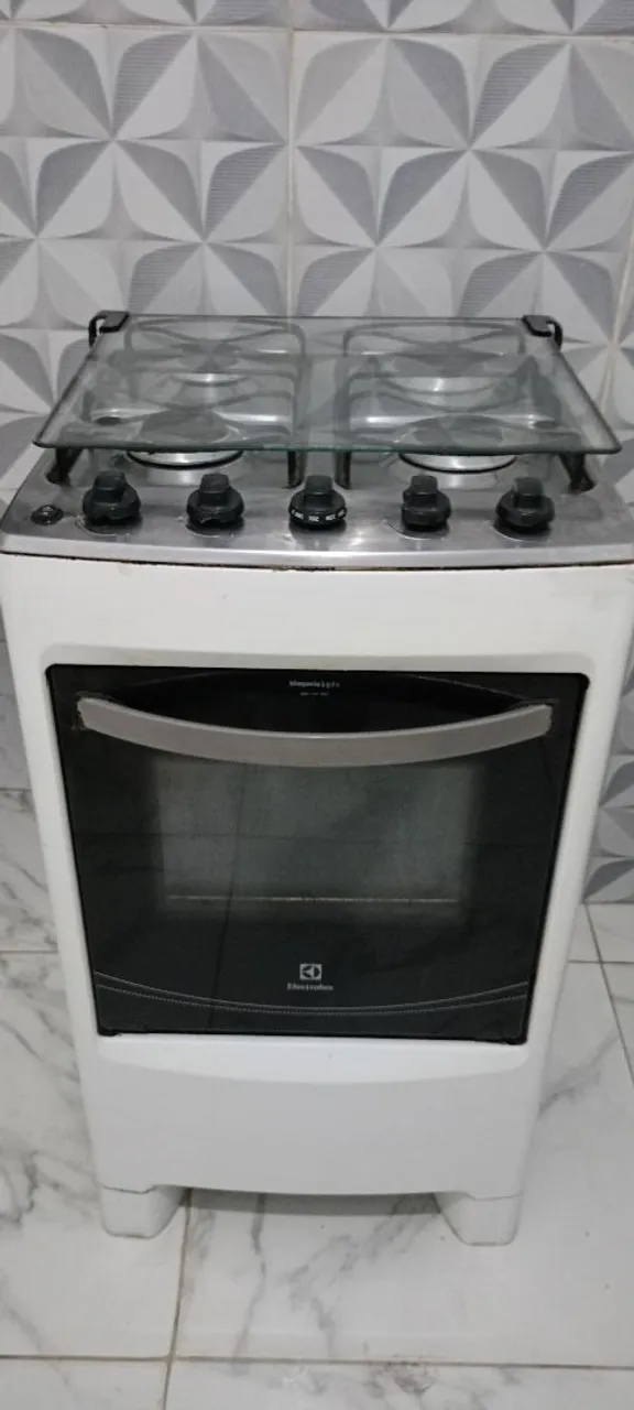 Fogão Electrolux com 4 bocas