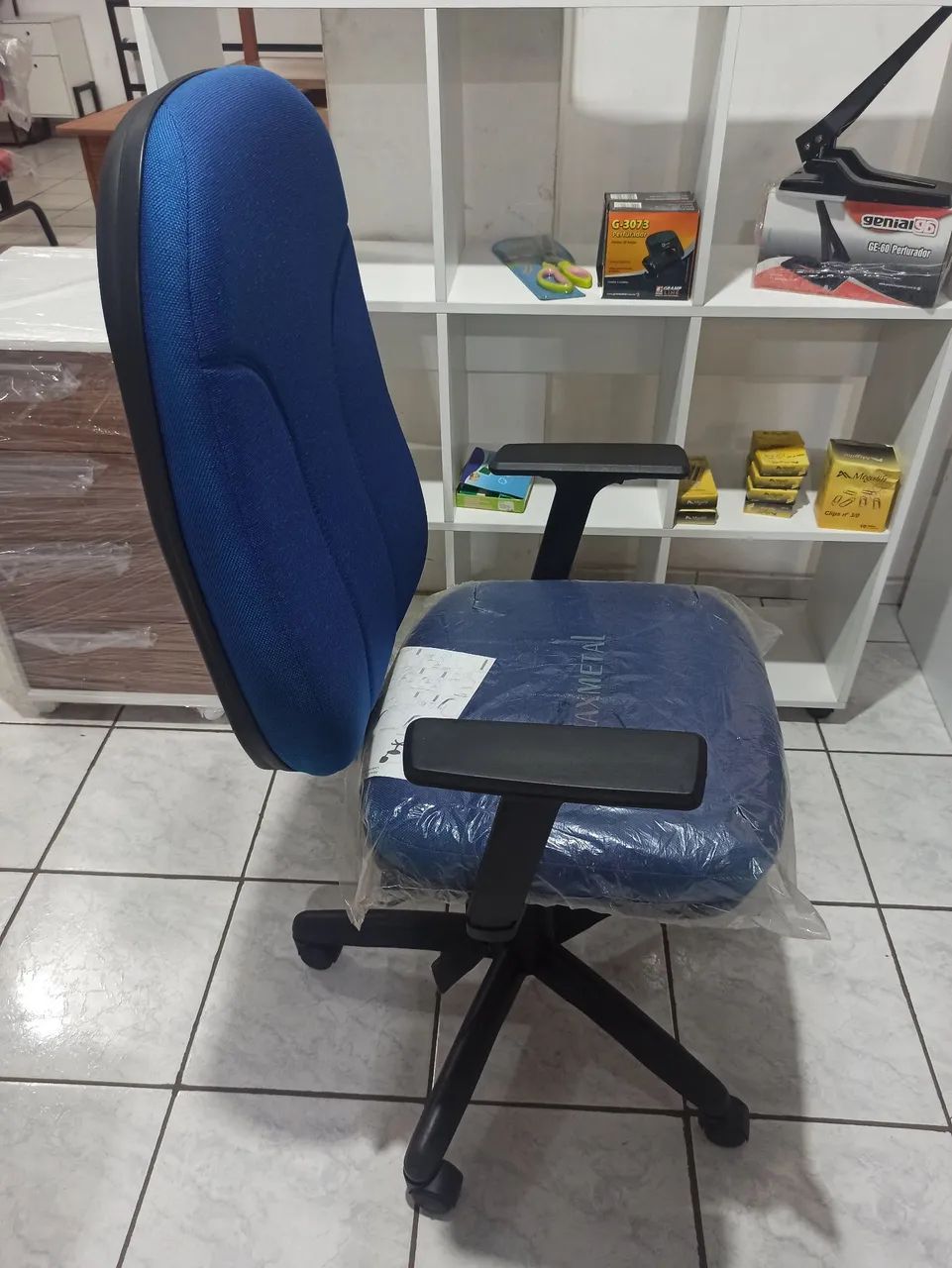 Cadeira giratória azul  - Foto 2