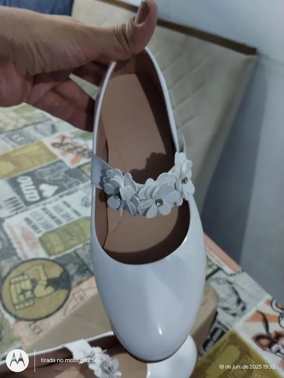 Sapatilha infantil branca com detalhes florais - Foto 5