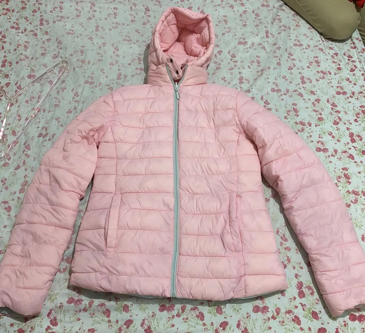 Jaqueta Rosa com Capuz - Perfeita para o Inverno!