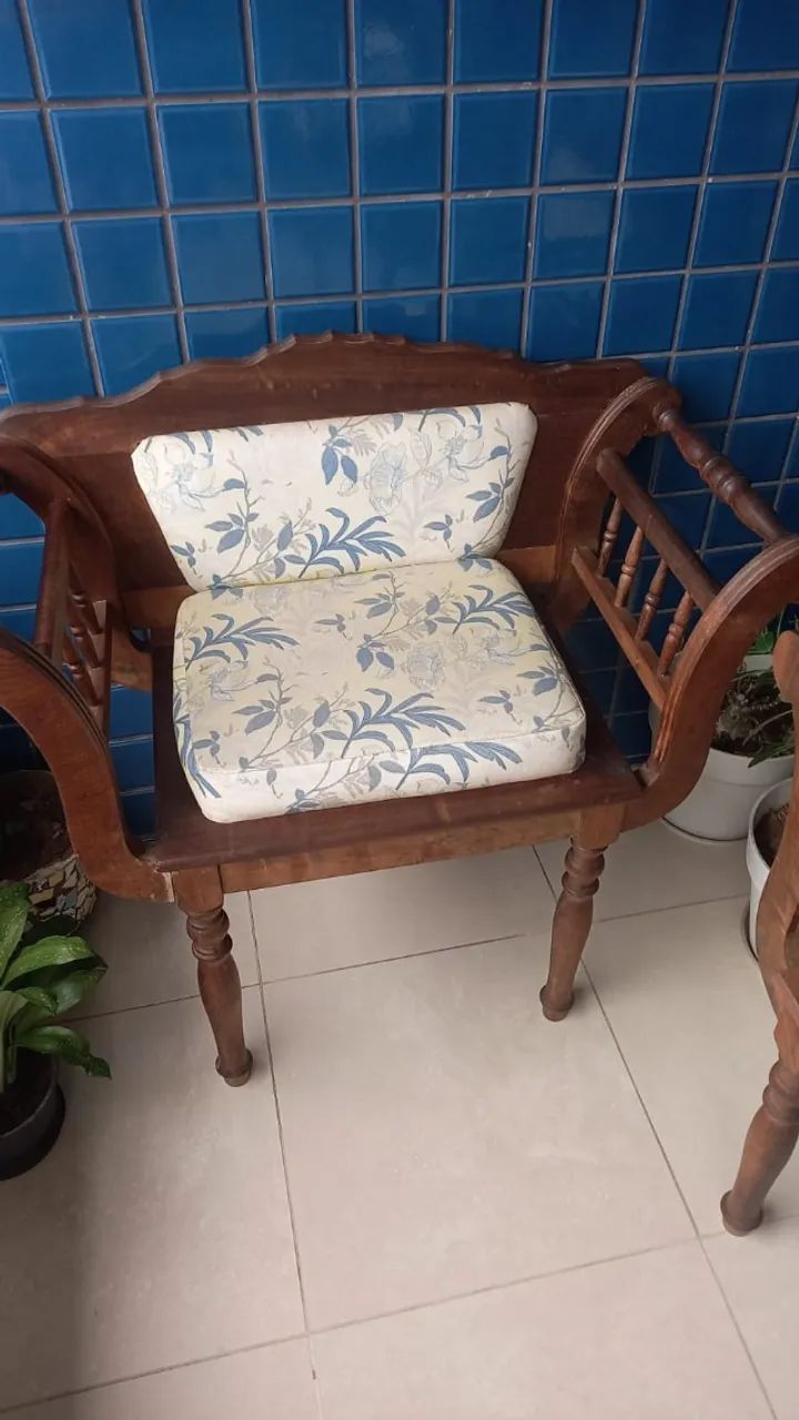 Conjunto cadeiras e namoradeira estilo colonial - Foto 3