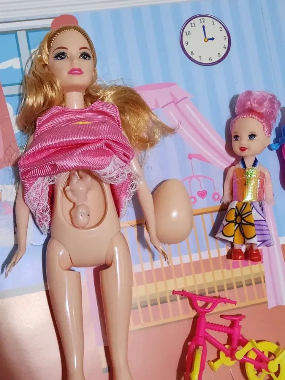Boneca Grávida Com Bebê, Menina Criança E Bicicleta - 30 Cm - Foto 2