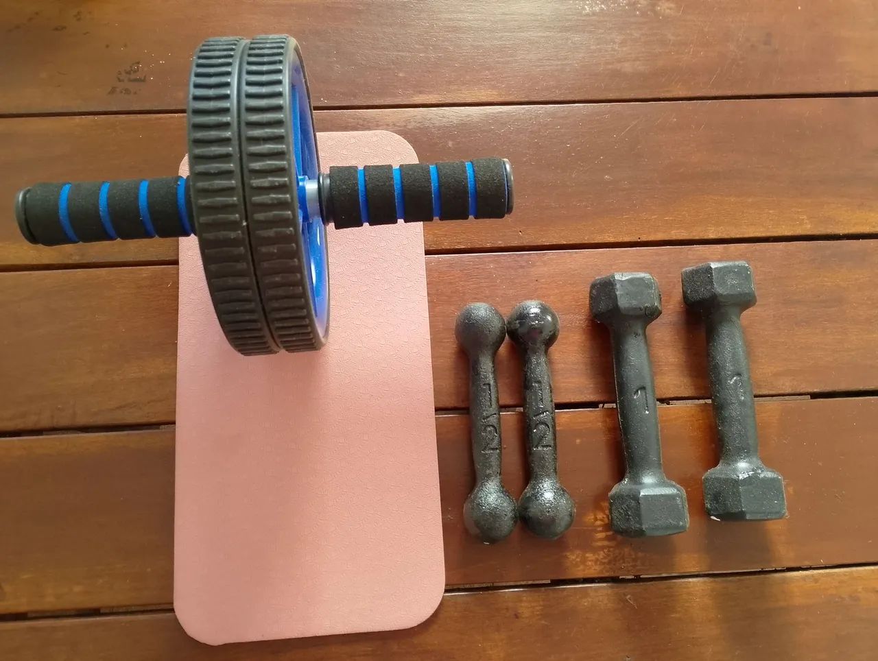 Kit com Roda para fazer abdominal + 2 halteres de 1kg + 2 halteres de 1/2 kg