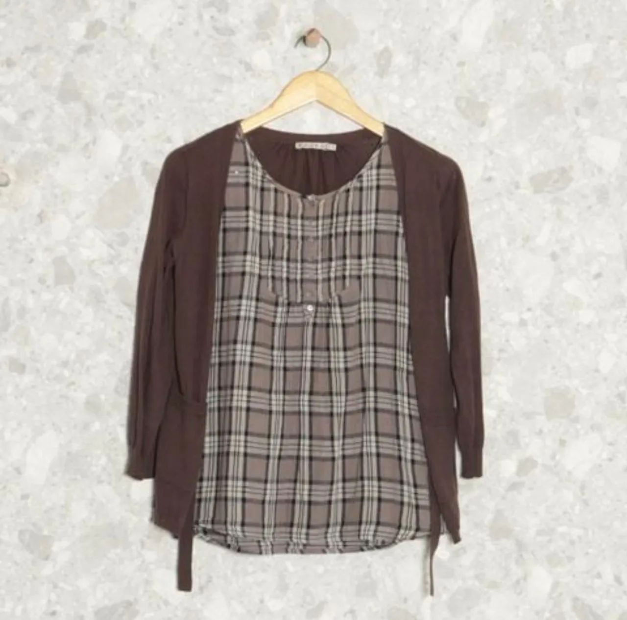Blusa com casaco marrom, cinza e xadrez tamanho P