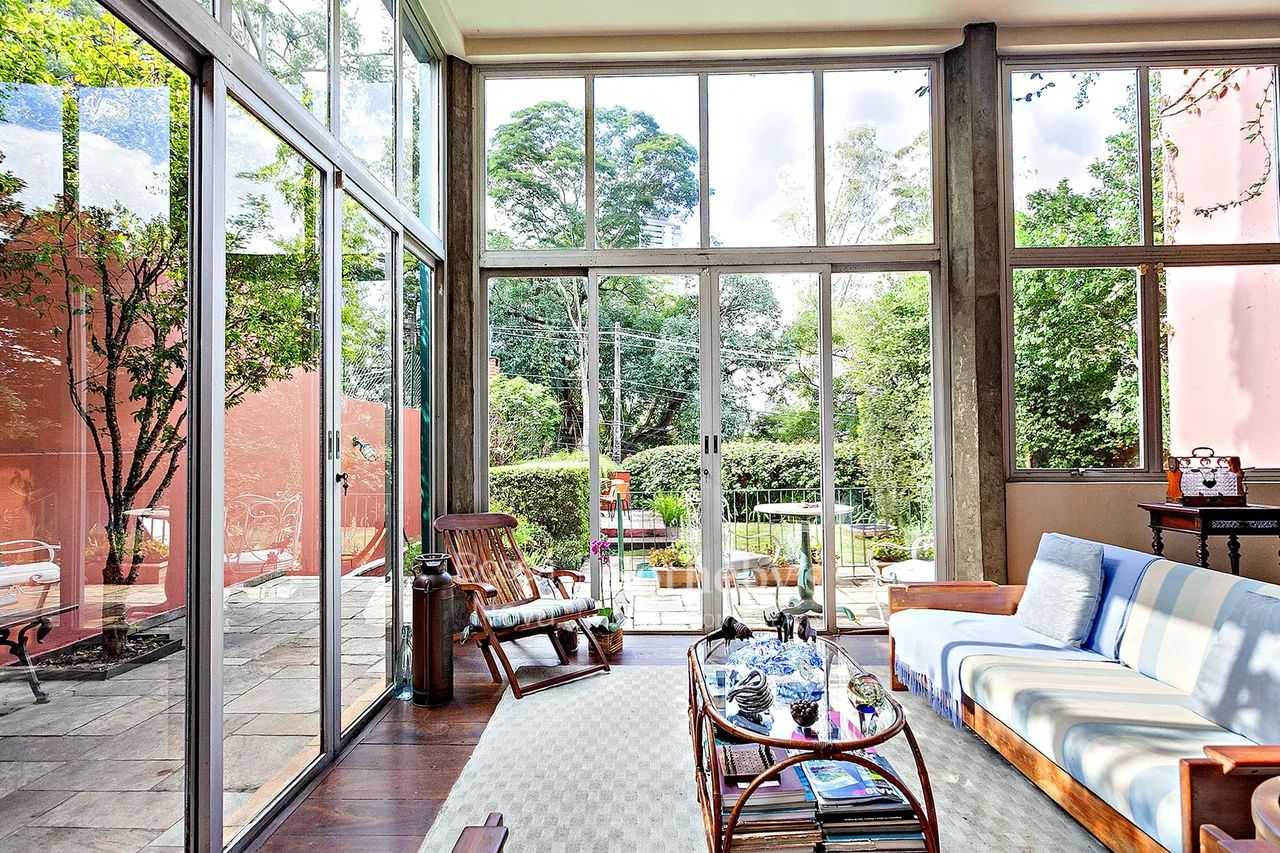 Casa com jardim, piscina, lazer e área social integrada