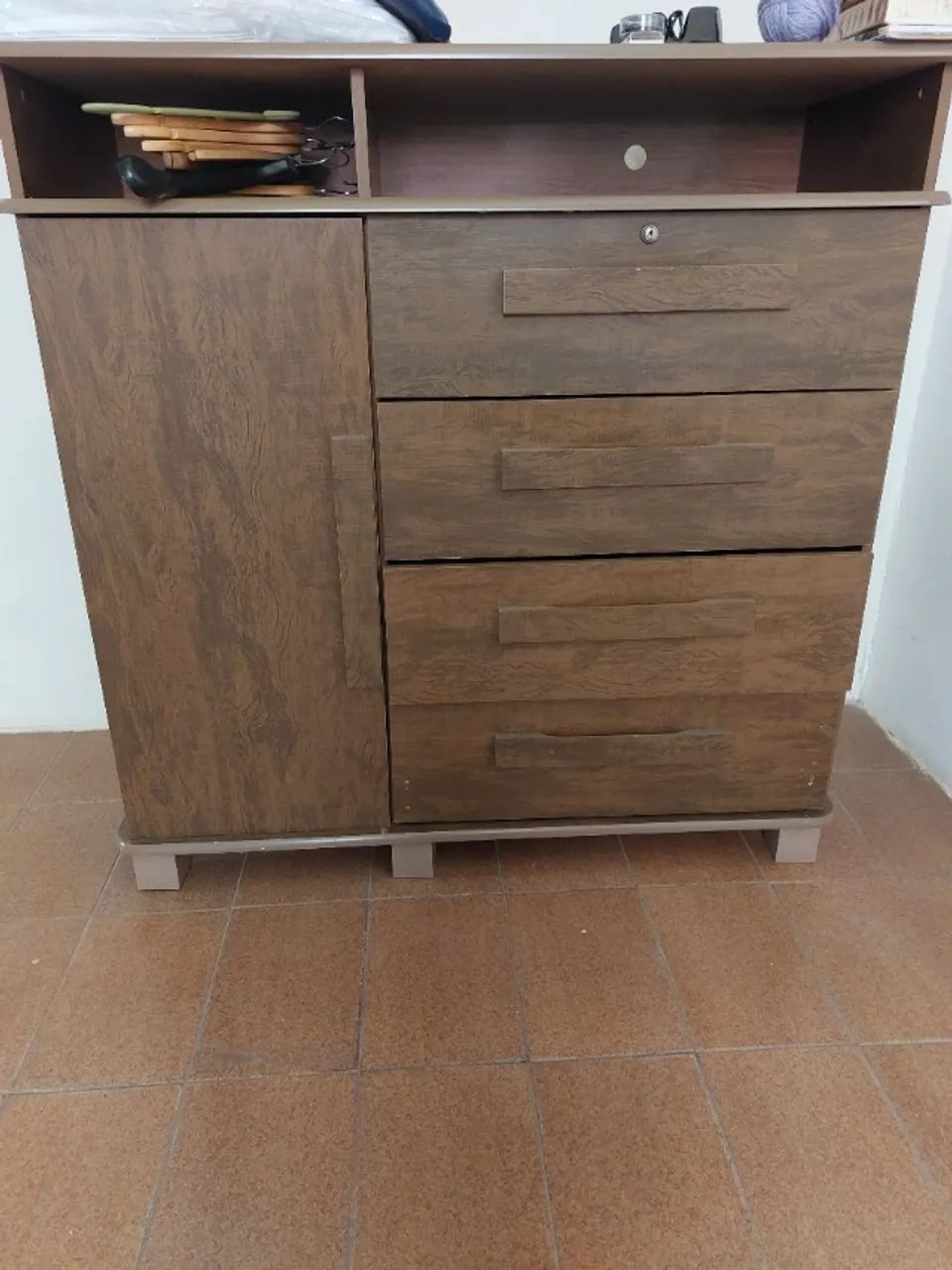 Cômoda em madeira super conservada!