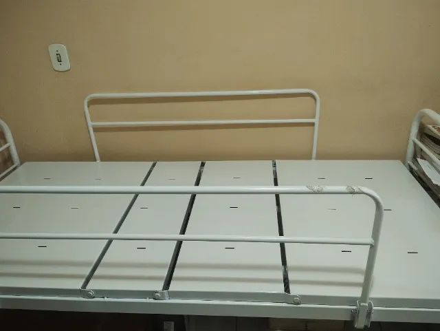 Cama hospitalar com cabeçeira e pés móveis  - Foto 2