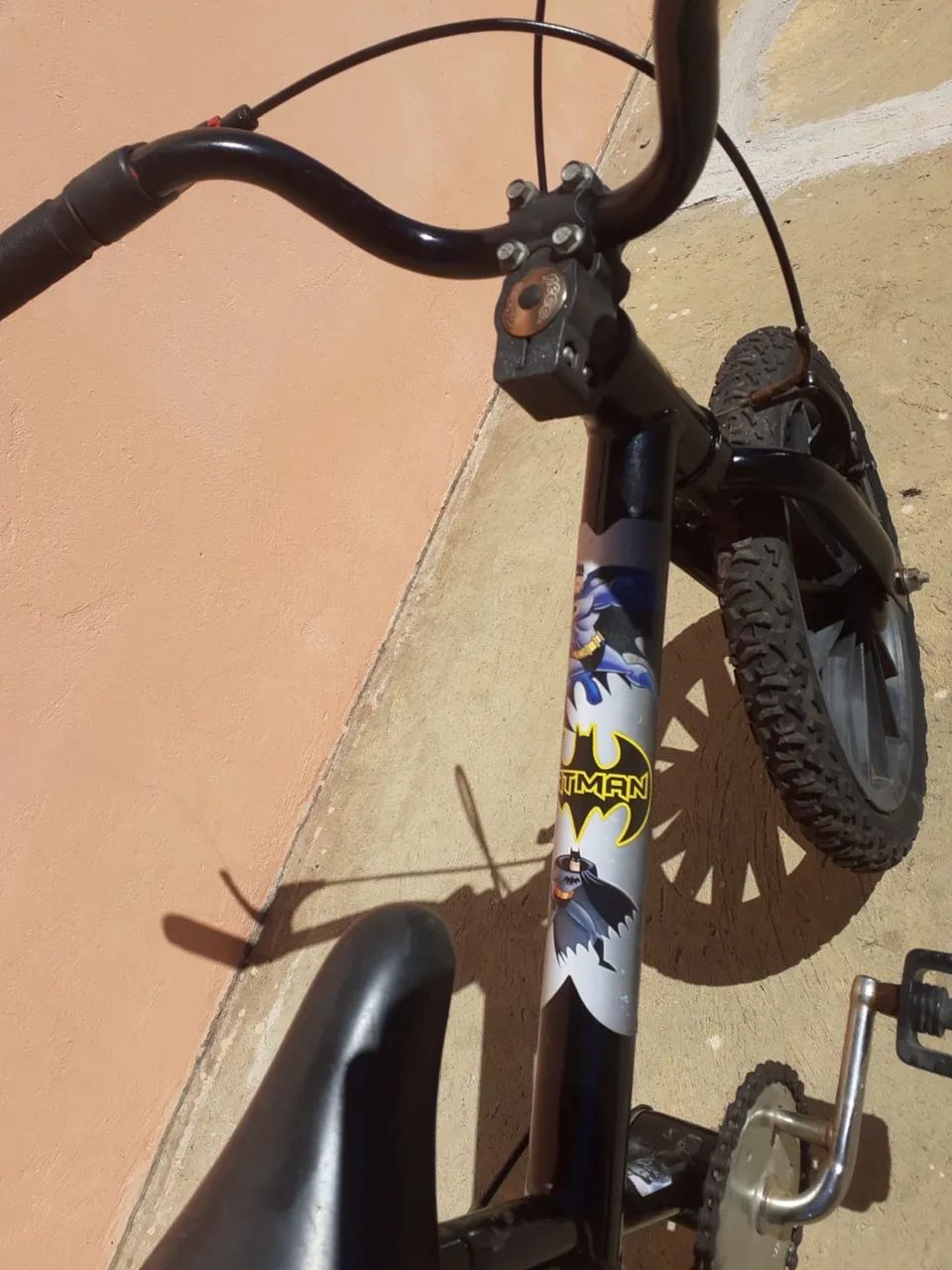 Vendo bicicleta aro 16 infantil Batman com rodinhas - Foto 4