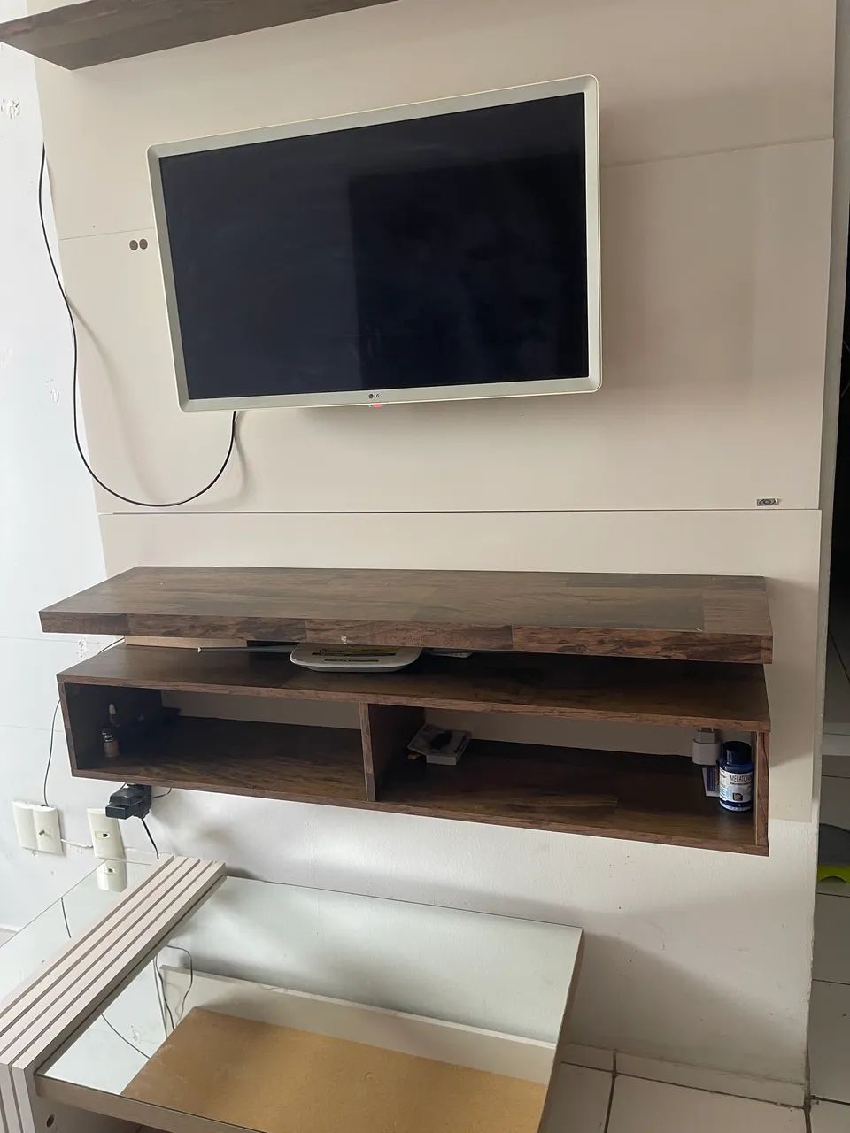 Rack, mesa centro, e tv. 