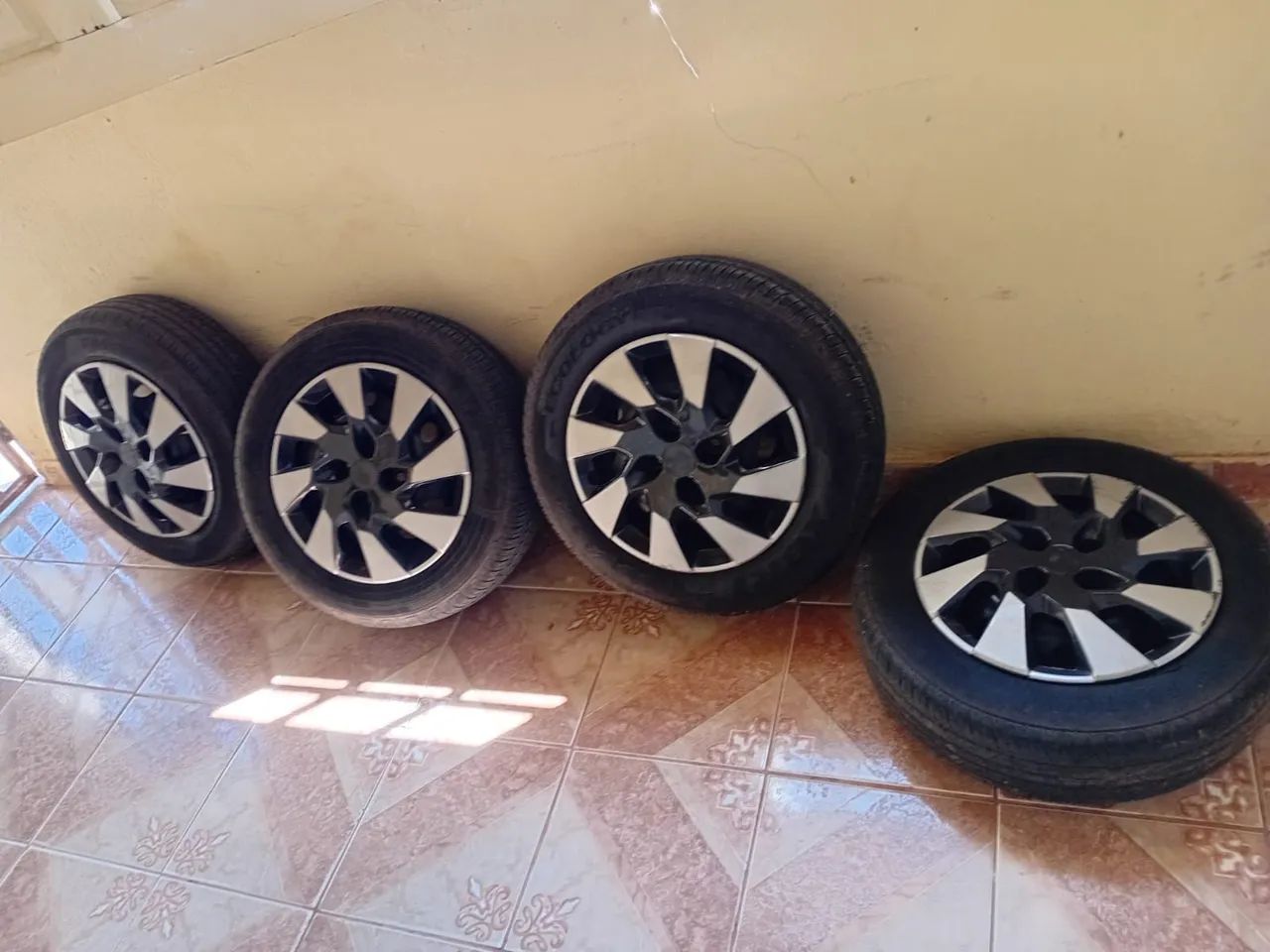 Aro de ferro 13 com calotas e pneus novos