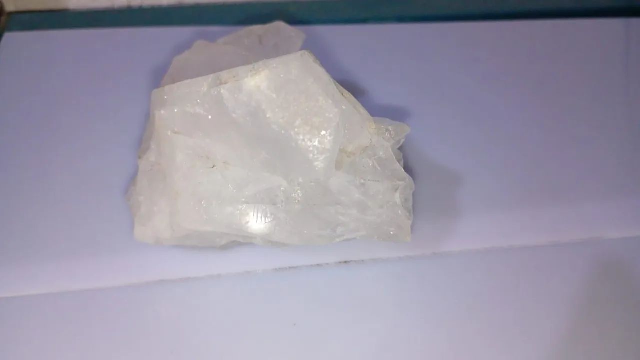 Vendo uma pedra de cristal branca transparente  - Foto 2