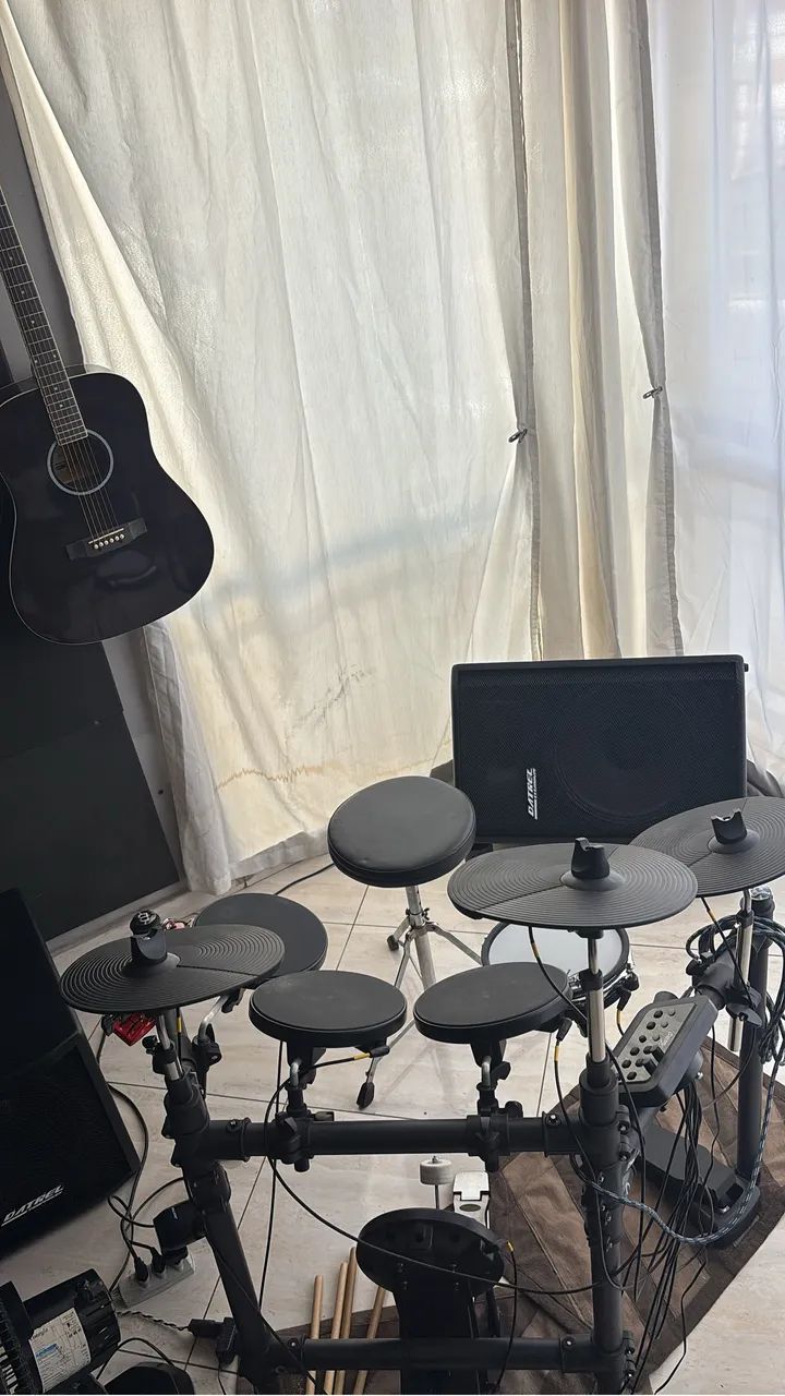 Aulas de Guitarra e Violão para iniciantes no estúdio - Foto 4
