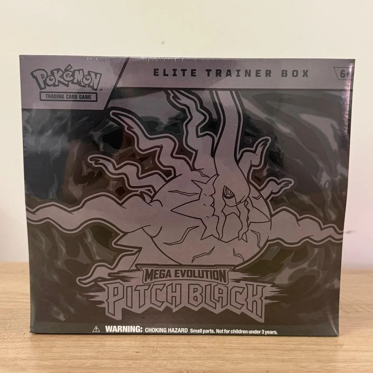 Elite Trainer Box Pitch Black em Inglês - Pokémon