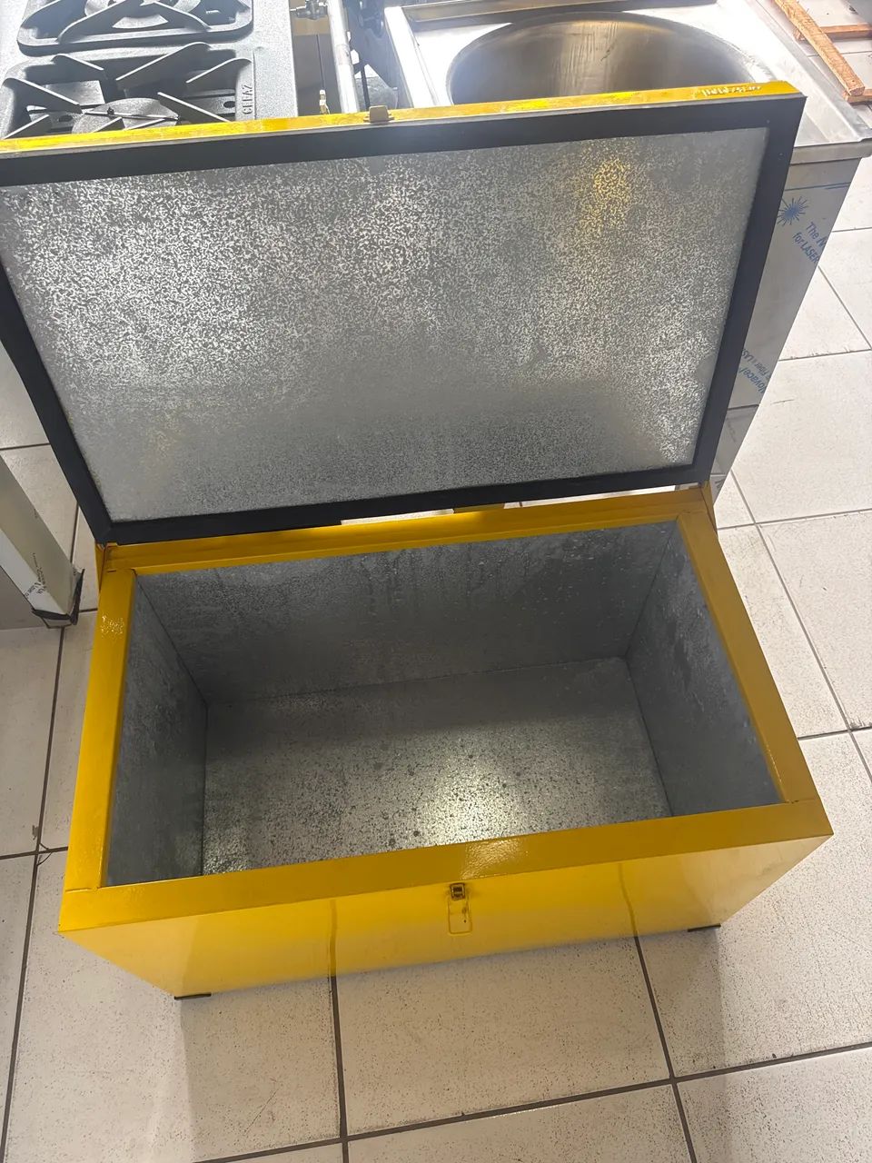 Caixa térmica amarela 130 L  INNAL - Foto 3