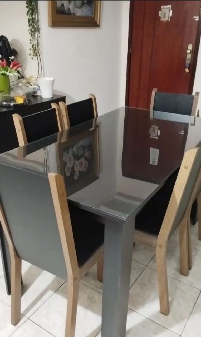 Mesa com seis cadeiras 