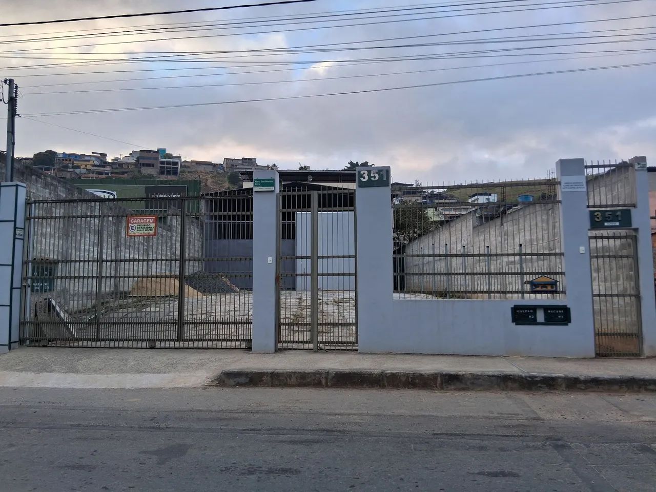 Galpão e pátio para Locação área total 470M2. 