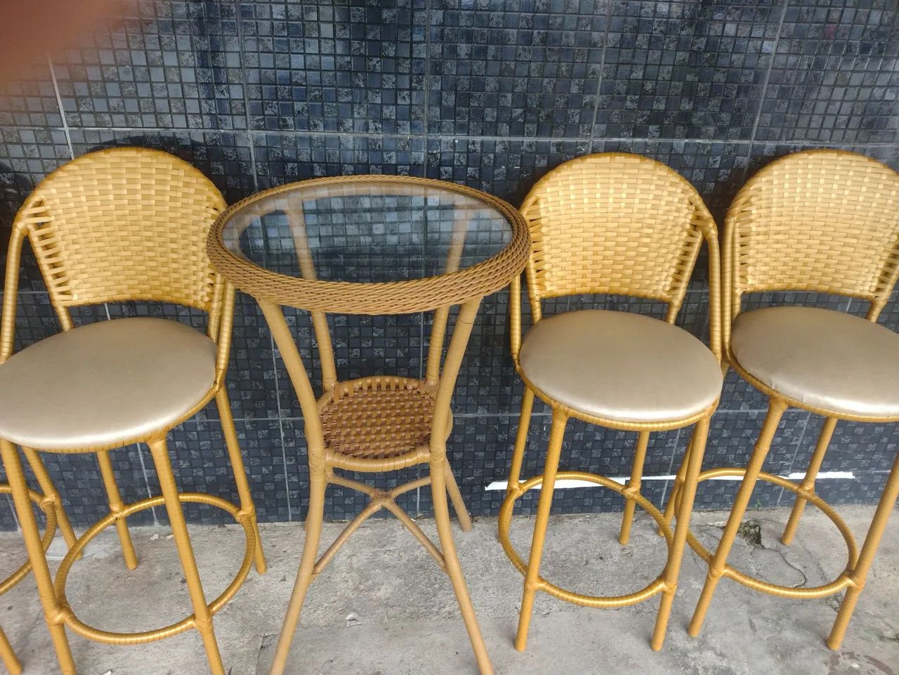Jogo de mesa com tampo de vidro e três cadeiras 