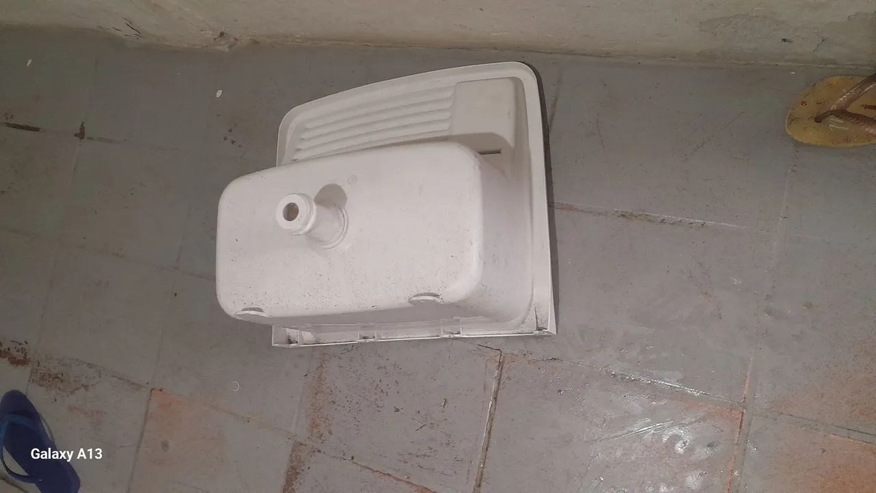 Um tanque de plástico - Foto 4
